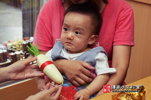 剃胎毛、滿月剃頭、嬰兒剃頭、嬰兒理髮、嬰兒剃髮、嬰兒剃胎毛、嬰兒滿月剃頭、寶寶剃頭、剃胎毛儀式、剃胎毛吉祥話、滿月剃頭儀式、滿月剃頭吉祥話、寶寶剃胎毛、寶寶滿月剃頭理髮、台中市北區剃胎毛、台中市北區滿月剃頭、台中市北區嬰兒剃頭剃胎毛、台中市北區嬰兒理髮、台中市北區嬰兒剃髮、曾寶寶(台中市北區嬰兒寶寶滿月剃頭理髮、免費嬰兒剃胎毛儀式吉祥話)。中國風會場，爸媽寶貝免費穿「日中韓」古裝禮服。專業拍照、DVD光碟、證書。★購買「臍帶章、肚臍章、胎毛筆刷印章」贈送：剃頭、收涎、抓周，三選一。2017.07.12 照片10