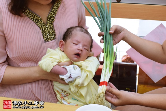 剃胎毛、滿月剃頭、嬰兒剃頭、嬰兒理髮、嬰兒剃髮、嬰兒剃胎毛、嬰兒滿月剃頭、寶寶剃頭、剃胎毛儀式、剃胎毛吉祥話、滿月剃頭儀式、滿月剃頭吉祥話、寶寶剃胎毛、寶寶滿月剃頭理髮、 高雄市鳳山地區剃胎毛、高雄市鳳山地區滿月剃頭、高雄市鳳山地區嬰兒剃頭剃胎毛、高雄市鳳山地區嬰兒理髮、高雄市嬰兒剃髮、 徐寶寶(高雄鳳山區嬰兒寶寶滿月剃頭理髮、免費嬰兒剃胎毛儀式吉祥話)。中國風會場，爸媽寶貝免費穿「日中韓」古裝禮服。專業拍照、DVD光碟、證書。★購買「臍帶章、肚臍章、胎毛筆刷印章」贈送：剃頭、收涎、抓周，三選一。2017.09.20照片12