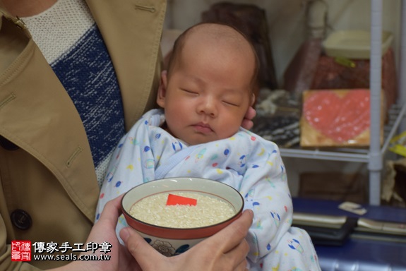 剃胎毛、滿月剃頭、嬰兒剃頭、嬰兒理髮、嬰兒剃髮、嬰兒剃胎毛、嬰兒滿月剃頭、寶寶剃頭、剃胎毛儀式、剃胎毛吉祥話、滿月剃頭儀式、滿月剃頭吉祥話、寶寶剃胎毛、寶寶滿月剃頭理髮、 新北市永和地區剃胎毛、新北市永和地區滿月剃頭、新北市永和地區嬰兒剃頭剃胎毛、新北市永和地區嬰兒理髮、新北市嬰兒剃髮、陳寶寶(新北永和區嬰兒寶寶滿月剃頭理髮、免費嬰兒剃胎毛儀式吉祥話)。中國風會場，爸媽寶貝免費穿「日中韓」古裝禮服。專業拍照、DVD光碟、證書。★購買「臍帶章、肚臍章、胎毛筆刷印章」贈送：剃頭、收涎、抓周，三選一。2017.11.11照片6