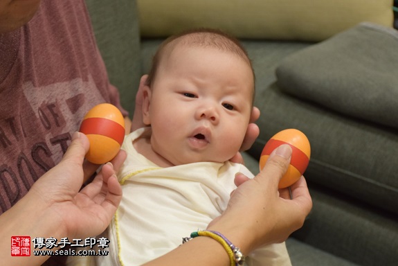 剃胎毛、滿月剃頭、嬰兒剃頭、嬰兒理髮、嬰兒剃髮、嬰兒剃胎毛、嬰兒滿月剃頭、寶寶剃頭、剃胎毛儀式、剃胎毛吉祥話、滿月剃頭儀式、滿月剃頭吉祥話、寶寶剃胎毛、寶寶滿月剃頭理髮、 台北市信義地區剃胎毛、台北市信義地區滿月剃頭、台北市信義地區嬰兒剃頭剃胎毛、台北市信義地區嬰兒理髮、台北市嬰兒剃髮、鄧寶寶(台北信義區到府嬰兒寶寶滿月剃頭理髮、免費到府嬰兒剃胎毛儀式吉祥話)。到府剃頭剃胎毛主持、專業拍照、DVD光碟、證書。★購買「臍帶章、肚臍章、胎毛筆刷印章」贈送：剃頭、收涎、抓周，三選一。2017.11.18照片3