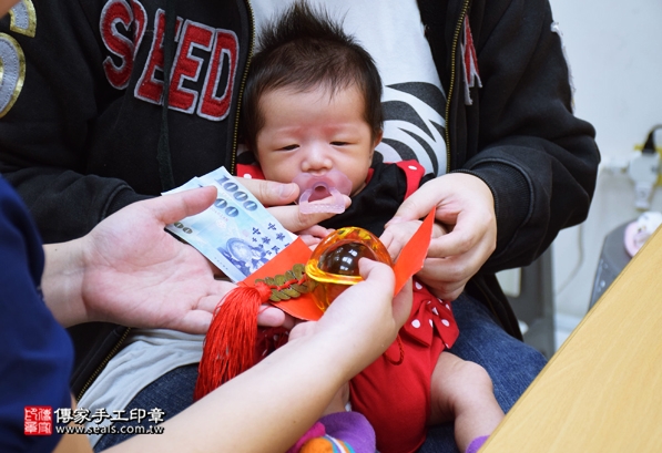 剃胎毛、滿月剃頭、嬰兒剃頭、嬰兒理髮、嬰兒剃髮、嬰兒剃胎毛、嬰兒滿月剃頭、寶寶剃頭、剃胎毛儀式、剃胎毛吉祥話、滿月剃頭儀式、滿月剃頭吉祥話、寶寶剃胎毛、寶寶滿月剃頭理髮、新竹香山區剃胎毛、新竹香山區滿月剃頭、新竹香山區嬰兒剃頭剃胎毛、新竹香山區嬰兒理髮、新竹香山區嬰兒剃髮、李寶寶(新竹香山區嬰兒寶寶滿月剃頭理髮、免費嬰兒剃胎毛儀式吉祥話)。中國風會場，爸媽寶貝免費穿「日中韓」古裝禮服。專業拍照、DVD光碟、證書。★購買「臍帶章、肚臍章、胎毛筆刷印章」贈送：剃頭、收涎、抓周，三選一。2016.05.16  照片14