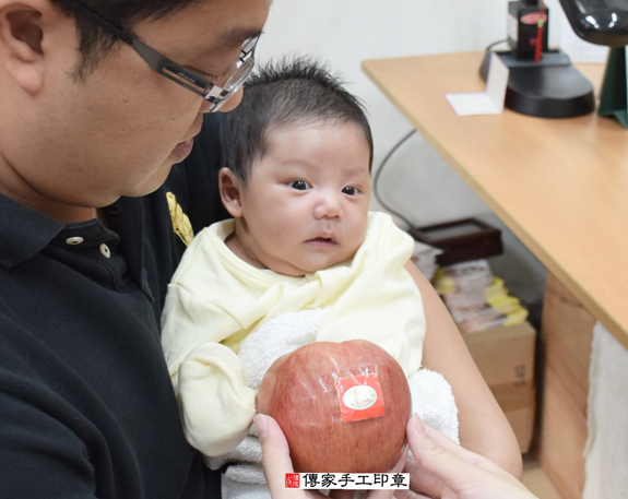 柳寶寶(新北永和區嬰兒寶寶滿月剃頭理髮、免費嬰兒剃胎毛儀式吉祥話)。中國風會場，爸媽寶貝免費穿「日中韓」古裝禮服。專業拍照、DVD光碟、證書。★購買「臍帶章、肚臍章、胎毛筆刷印章」贈送：剃頭、收涎、抓周，三選一。 2015.11.29 照片9