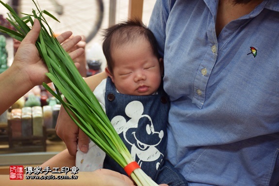 剃胎毛、滿月剃頭、嬰兒剃頭、嬰兒理髮、嬰兒剃髮、嬰兒剃胎毛、嬰兒滿月剃頭、寶寶剃頭、剃胎毛儀式、剃胎毛吉祥話、滿月剃頭儀式、滿月剃頭吉祥話、寶寶剃胎毛、寶寶滿月剃頭理髮、新北永和區剃胎毛、新北永和區滿月剃頭、新北永和區嬰兒剃頭剃胎毛、新北永和區嬰兒理髮、新北永和區嬰兒剃髮、吳寶寶(新北永和區嬰兒寶寶滿月剃頭理髮、免費嬰兒剃胎毛儀式吉祥話)。中國風會場，爸媽寶貝免費穿「日中韓」古裝禮服。專業拍照、DVD光碟、證書。★購買「臍帶章、肚臍章、胎毛筆刷印章」贈送：剃頭、收涎、抓周，三選一。2016.10.01 照片12