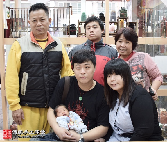 剃胎毛、滿月剃頭、嬰兒剃頭、嬰兒理髮、嬰兒剃髮、嬰兒剃胎毛、嬰兒滿月剃頭、寶寶剃頭、剃胎毛儀式、剃胎毛吉祥話、滿月剃頭儀式、滿月剃頭吉祥話、寶寶剃胎毛、寶寶滿月剃頭理髮、新北永和區剃胎毛、新北永和區滿月剃頭、新北永和區嬰兒剃頭剃胎毛、新北永和區嬰兒理髮、新北永和區嬰兒剃髮、陳寶寶(新北永和區嬰兒寶寶滿月剃頭理髮、免費嬰兒剃胎毛儀式吉祥話)。中國風會場，爸媽寶貝免費穿「日中韓」古裝禮服。專業拍照、DVD光碟、證書。★購買「臍帶章、肚臍章、胎毛筆刷印章」贈送：剃頭、收涎、抓周，三選一。2015.12.21 照片2