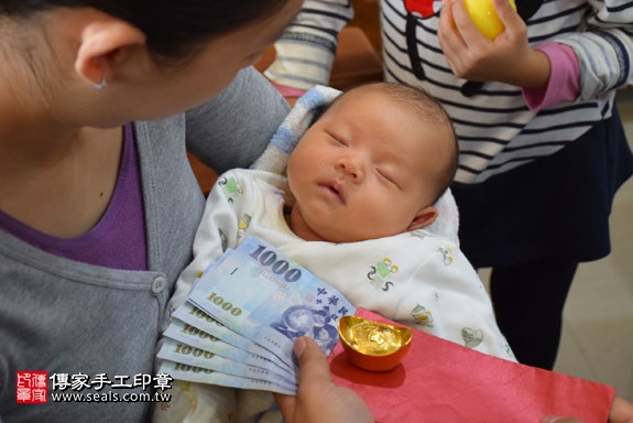 剃胎毛、滿月剃頭、嬰兒剃頭、嬰兒理髮、嬰兒剃髮、嬰兒剃胎毛、嬰兒滿月剃頭、寶寶剃頭、剃胎毛儀式、剃胎毛吉祥話、滿月剃頭儀式、滿月剃頭吉祥話、寶寶剃胎毛、寶寶滿月剃頭理髮、 台中大雅區剃胎毛、台中大雅區滿月剃頭、 台中大雅區嬰兒剃頭剃胎毛、台中大雅區嬰兒理髮、台中大雅區嬰兒剃髮、王寶寶(台中大雅區到府嬰兒寶寶滿月剃頭理髮、免費到府嬰兒剃胎毛儀式吉祥話)。到府剃頭剃胎毛主持、專業拍照、DVD光碟、證書。★購買「臍帶章、肚臍章、胎毛筆刷印章」贈送：剃頭、收涎、抓周，三選一。2017.01.06  照片13