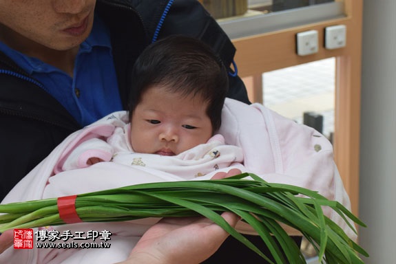 剃胎毛、滿月剃頭、嬰兒剃頭、嬰兒理髮、嬰兒剃髮、嬰兒剃胎毛、嬰兒滿月剃頭、寶寶剃頭、剃胎毛儀式、剃胎毛吉祥話、滿月剃頭儀式、滿月剃頭吉祥話、寶寶剃胎毛、寶寶滿月剃頭理髮、新竹香山區剃胎毛、新竹香山區滿月剃頭、新竹香山區嬰兒剃頭剃胎毛、新竹香山區嬰兒理髮、新竹香山區嬰兒剃髮、周寶寶(新竹香山區嬰兒寶寶滿月剃頭理髮、免費嬰兒剃胎毛儀式吉祥話)。中國風會場，爸媽寶貝免費穿「日中韓」古裝禮服。專業拍照、DVD光碟、證書。★購買「臍帶章、肚臍章、胎毛筆刷印章」贈送：剃頭、收涎、抓周，三選一。2017.02.05 照片10