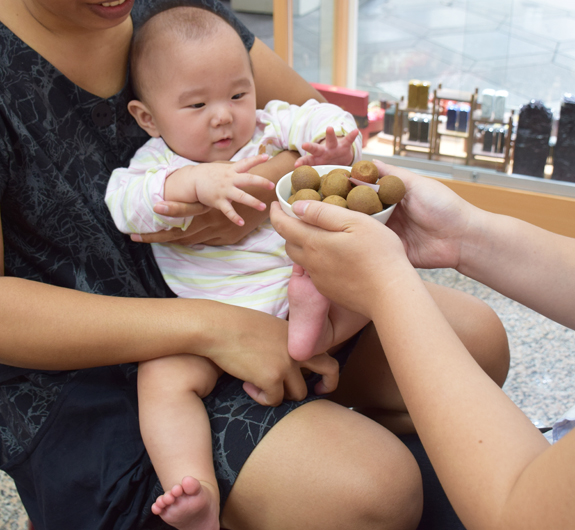 古小妹(台中北區嬰兒寶寶滿月剃頭理髮、免費嬰兒剃胎毛儀式吉祥話)。中國風會場，爸媽寶貝免費穿「日中韓」古裝禮服。專業拍照、DVD光碟、證書。★購買「臍帶章、肚臍章、胎毛筆刷印章」贈送：剃頭、收涎、抓周，三選一。 2015.05.21 照片6