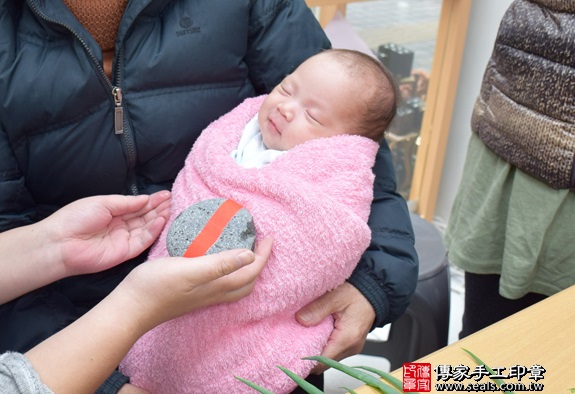 剃胎毛、滿月剃頭、嬰兒剃頭、嬰兒理髮、嬰兒剃髮、嬰兒剃胎毛、嬰兒滿月剃頭、寶寶剃頭、剃胎毛儀式、剃胎毛吉祥話、滿月剃頭儀式、滿月剃頭吉祥話、寶寶剃胎毛、寶寶滿月剃頭理髮、新竹香山區剃胎毛、新竹香山區滿月剃頭、新竹香山區嬰兒剃頭剃胎毛、新竹香山區嬰兒理髮、新竹香山區嬰兒剃髮、林寶寶(新竹香山區嬰兒寶寶滿月剃頭理髮、免費嬰兒剃胎毛儀式吉祥話)。中國風會場，爸媽寶貝免費穿「日中韓」古裝禮服。專業拍照、DVD光碟、證書。★購買「臍帶章、肚臍章、胎毛筆刷印章」贈送：剃頭、收涎、抓周，三選一。2016.01.29 照片5