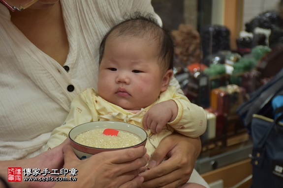 剃胎毛、滿月剃頭、嬰兒剃頭、嬰兒理髮、嬰兒剃髮、嬰兒剃胎毛、嬰兒滿月剃頭、寶寶剃頭、剃胎毛儀式、剃胎毛吉祥話、滿月剃頭儀式、滿月剃頭吉祥話、寶寶剃胎毛、寶寶滿月剃頭理髮、新北永和區剃胎毛、新北永和區滿月剃頭、新北永和區嬰兒剃頭剃胎毛、新北永和區嬰兒理髮、新北永和區嬰兒剃髮、黃寶寶(新北永和區嬰兒寶寶滿月剃頭理髮、免費嬰兒剃胎毛儀式吉祥話)。中國風會場，爸媽寶貝免費穿「日中韓」古裝禮服。專業拍照、DVD光碟、證書。★購買「臍帶章、肚臍章、胎毛筆刷印章」贈送：剃頭、收涎、抓周，三選一。2017.07.26 照片6