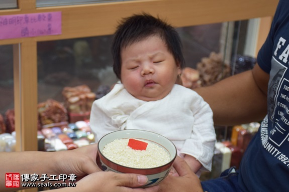 剃胎毛、滿月剃頭、嬰兒剃頭、嬰兒理髮、嬰兒剃髮、嬰兒剃胎毛、嬰兒滿月剃頭、寶寶剃頭、剃胎毛儀式、剃胎毛吉祥話、滿月剃頭儀式、滿月剃頭吉祥話、寶寶剃胎毛、寶寶滿月剃頭理髮、 新北市永和地區剃胎毛、新北市永和地區滿月剃頭、新北市永和地區嬰兒剃頭剃胎毛、新北市永和地區嬰兒理髮、新北市嬰兒剃髮、何寶寶(新北永和區嬰兒寶寶滿月剃頭理髮、免費嬰兒剃胎毛儀式吉祥話)。中國風會場，爸媽寶貝免費穿「日中韓」古裝禮服。專業拍照、DVD光碟、證書。★購買「臍帶章、肚臍章、胎毛筆刷印章」贈送：剃頭、收涎、抓周，三選一。2017.09.24照片6