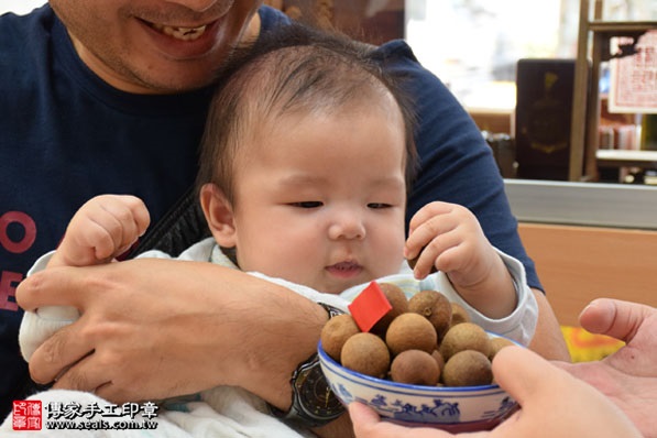 剃胎毛、滿月剃頭、嬰兒剃頭、嬰兒理髮、嬰兒剃髮、嬰兒剃胎毛、嬰兒滿月剃頭、寶寶剃頭、剃胎毛儀式、剃胎毛吉祥話、滿月剃頭儀式、滿月剃頭吉祥話、寶寶剃胎毛、寶寶滿月剃頭理髮、 新竹市香山地區剃胎毛、新竹市香山地區滿月剃頭、新竹市香山地區嬰兒剃頭剃胎毛、新竹市香山地區嬰兒理髮、新竹市嬰兒剃髮、陳寶寶(新竹香山區嬰兒寶寶滿月剃頭理髮、免費嬰兒剃胎毛儀式吉祥話)。中國風會場，爸媽寶貝免費穿「日中韓」古裝禮服。專業拍照、DVD光碟、證書。★購買「臍帶章、肚臍章、胎毛筆刷印章」贈送：剃頭、收涎、抓周，三選一。2017.10.05照片7