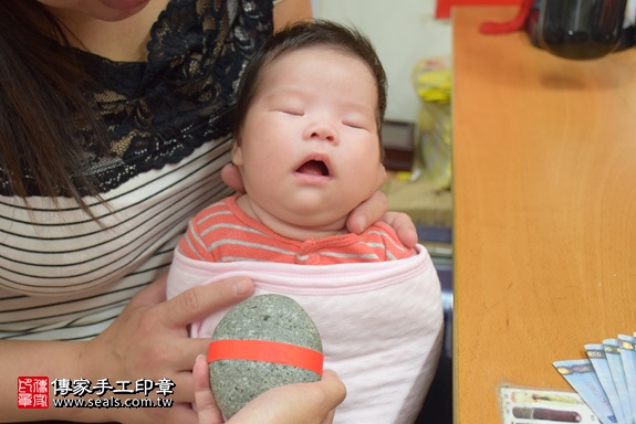 剃胎毛、滿月剃頭、嬰兒剃頭、嬰兒理髮、嬰兒剃髮、嬰兒剃胎毛、嬰兒滿月剃頭、寶寶剃頭、剃胎毛儀式、剃胎毛吉祥話、滿月剃頭儀式、滿月剃頭吉祥話、寶寶剃胎毛、寶寶滿月剃頭理髮、 新北市永和地區剃胎毛、新北市永和地區滿月剃頭、新北市永和地區嬰兒剃頭剃胎毛、新北市永和地區嬰兒理髮、新北市嬰兒剃髮、李寶寶(新北永和區嬰兒寶寶滿月剃頭理髮、免費嬰兒剃胎毛儀式吉祥話)。中國風會場，爸媽寶貝免費穿「日中韓」古裝禮服。專業拍照、DVD光碟、證書。★購買「臍帶章、肚臍章、胎毛筆刷印章」贈送：剃頭、收涎、抓周，三選一。2017.10.02照片5