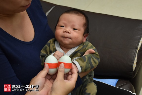 剃胎毛、滿月剃頭、嬰兒剃頭、嬰兒理髮、嬰兒剃髮、嬰兒剃胎毛、嬰兒滿月剃頭、寶寶剃頭、剃胎毛儀式、剃胎毛吉祥話、滿月剃頭儀式、滿月剃頭吉祥話、寶寶剃胎毛、寶寶滿月剃頭理髮、 新北市三重地區剃胎毛、新北市三重地區滿月剃頭、新北市三重地區嬰兒剃頭剃胎毛、新北市三重地區嬰兒理髮、新北市嬰兒剃髮、沈寶寶(新北三重區到府嬰兒寶寶滿月剃頭理髮、免費到府嬰兒剃胎毛儀式吉祥話)。到府剃頭剃胎毛主持、專業拍照、DVD光碟、證書。★購買「臍帶章、肚臍章、胎毛筆刷印章」贈送：剃頭、收涎、抓周，三選一。2017.11.17照片4