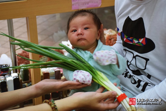 剃胎毛、滿月剃頭、嬰兒剃頭、嬰兒理髮、嬰兒剃髮、嬰兒剃胎毛、嬰兒滿月剃頭、寶寶剃頭、剃胎毛儀式、剃胎毛吉祥話、滿月剃頭儀式、滿月剃頭吉祥話、寶寶剃胎毛、寶寶滿月剃頭理髮、新北永和區剃胎毛、新北永和區滿月剃頭、新北永和區嬰兒剃頭剃胎毛、新北永和區嬰兒理髮、新北永和區嬰兒剃髮、吳寶寶(新北永和區嬰兒寶寶滿月剃頭理髮、免費嬰兒剃胎毛儀式吉祥話)。中國風會場，爸媽寶貝免費穿「日中韓」古裝禮服。專業拍照、DVD光碟、證書。★購買「臍帶章、肚臍章、胎毛筆刷印章」贈送：剃頭、收涎、抓周，三選一。2016.10.16 照片12