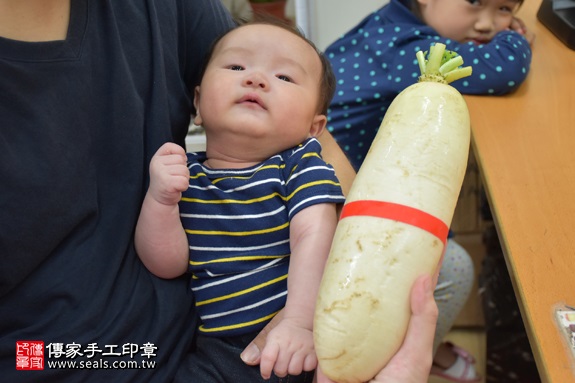 剃胎毛、滿月剃頭、嬰兒剃頭、嬰兒理髮、嬰兒剃髮、嬰兒剃胎毛、嬰兒滿月剃頭、寶寶剃頭、剃胎毛儀式、剃胎毛吉祥話、滿月剃頭儀式、滿月剃頭吉祥話、寶寶剃胎毛、寶寶滿月剃頭理髮、新北永和區剃胎毛、新北永和區滿月剃頭、新北永和區嬰兒剃頭剃胎毛、新北永和區嬰兒理髮、新北永和區嬰兒剃髮、余寶寶(新北永和區嬰兒寶寶滿月剃頭理髮、免費嬰兒剃胎毛儀式吉祥話)。中國風會場，爸媽寶貝免費穿「日中韓」古裝禮服。專業拍照、DVD光碟、證書。★購買「臍帶章、肚臍章、胎毛筆刷印章」贈送：剃頭、收涎、抓周，三選一。2017.04.09 照片11