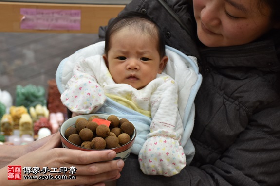 剃胎毛、滿月剃頭、嬰兒剃頭、嬰兒理髮、嬰兒剃髮、嬰兒剃胎毛、嬰兒滿月剃頭、寶寶剃頭、剃胎毛儀式、剃胎毛吉祥話、滿月剃頭儀式、滿月剃頭吉祥話、寶寶剃胎毛、寶寶滿月剃頭理髮、新北永和區剃胎毛、新北永和區滿月剃頭、新北永和區嬰兒剃頭剃胎毛、新北永和區嬰兒理髮、新北永和區嬰兒剃髮、周寶寶(新北永和區嬰兒寶寶滿月剃頭理髮、免費嬰兒剃胎毛儀式吉祥話)。中國風會場，爸媽寶貝免費穿「日中韓」古裝禮服。專業拍照、DVD光碟、證書。★購買「臍帶章、肚臍章、胎毛筆刷印章」贈送：剃頭、收涎、抓周，三選一。2017.04.27 照片7