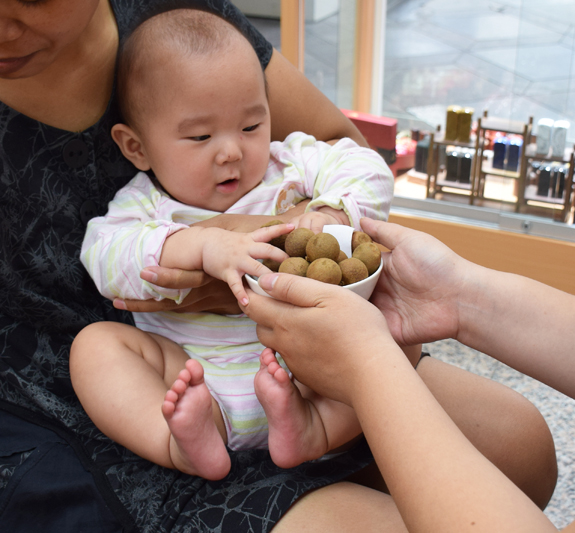 古小妹(台中北區嬰兒寶寶滿月剃頭理髮、免費嬰兒剃胎毛儀式吉祥話)。中國風會場，爸媽寶貝免費穿「日中韓」古裝禮服。專業拍照、DVD光碟、證書。★購買「臍帶章、肚臍章、胎毛筆刷印章」贈送：剃頭、收涎、抓周，三選一。 2015.05.21 照片7