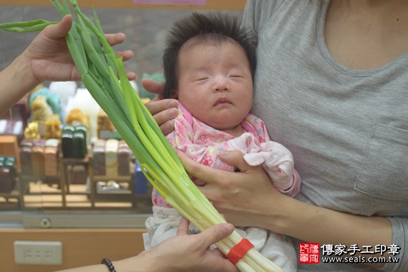 剃胎毛、滿月剃頭、嬰兒剃頭、嬰兒理髮、嬰兒剃髮、嬰兒剃胎毛、嬰兒滿月剃頭、寶寶剃頭、剃胎毛儀式、剃胎毛吉祥話、滿月剃頭儀式、滿月剃頭吉祥話、寶寶剃胎毛、寶寶滿月剃頭理髮、新北永和區剃胎毛、新北永和區滿月剃頭、新北永和區嬰兒剃頭剃胎毛、新北永和區嬰兒理髮、新北永和區嬰兒剃髮、許寶寶(新北永和區嬰兒寶寶滿月剃頭理髮、免費嬰兒剃胎毛儀式吉祥話)。中國風會場，爸媽寶貝免費穿「日中韓」古裝禮服。專業拍照、DVD光碟、證書。★購買「臍帶章、肚臍章、胎毛筆刷印章」贈送：剃頭、收涎、抓周，三選一。2017.04.19 照片12