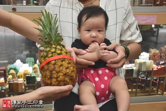 剃胎毛、滿月剃頭、嬰兒剃頭、嬰兒理髮、嬰兒剃髮、嬰兒剃胎毛、嬰兒滿月剃頭、寶寶剃頭、剃胎毛儀式、剃胎毛吉祥話、滿月剃頭儀式、滿月剃頭吉祥話、寶寶剃胎毛、寶寶滿月剃頭理髮、新北永和區剃胎毛、新北永和區滿月剃頭、新北永和區嬰兒剃頭剃胎毛、新北永和區嬰兒理髮、新北永和區嬰兒剃髮、郭寶寶(新北永和區嬰兒寶寶滿月剃頭理髮、免費嬰兒剃胎毛儀式吉祥話)。中國風會場，爸媽寶貝免費穿「日中韓」古裝禮服。專業拍照、DVD光碟、證書。★購買「臍帶章、肚臍章、胎毛筆刷印章」贈送：剃頭、收涎、抓周，三選一。2017.06.03 照片14