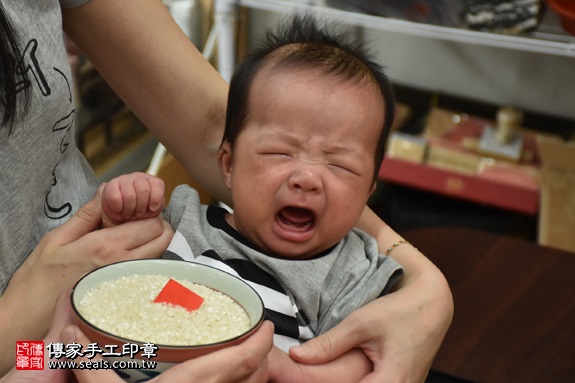 剃胎毛、滿月剃頭、嬰兒剃頭、嬰兒理髮、嬰兒剃髮、嬰兒剃胎毛、嬰兒滿月剃頭、寶寶剃頭、剃胎毛儀式、剃胎毛吉祥話、滿月剃頭儀式、滿月剃頭吉祥話、寶寶剃胎毛、寶寶滿月剃頭理髮、新北永和區剃胎毛、新北永和區滿月剃頭、新北永和區嬰兒剃頭剃胎毛、新北永和區嬰兒理髮、新北永和區嬰兒剃髮、余寶寶(新北永和區嬰兒寶寶滿月剃頭理髮、免費嬰兒剃胎毛儀式吉祥話)。中國風會場，爸媽寶貝免費穿「日中韓」古裝禮服。專業拍照、DVD光碟、證書。★購買「臍帶章、肚臍章、胎毛筆刷印章」贈送：剃頭、收涎、抓周，三選一。2017.06.04 照片6