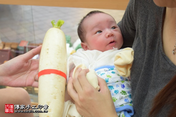 剃胎毛、滿月剃頭、嬰兒剃頭、嬰兒理髮、嬰兒剃髮、嬰兒剃胎毛、嬰兒滿月剃頭、寶寶剃頭、剃胎毛儀式、剃胎毛吉祥話、滿月剃頭儀式、滿月剃頭吉祥話、寶寶剃胎毛、寶寶滿月剃頭理髮、新北永和區剃胎毛、新北永和區滿月剃頭、新北永和區嬰兒剃頭剃胎毛、新北永和區嬰兒理髮、新北永和區嬰兒剃髮、林寶寶(新北永和區嬰兒寶寶滿月剃頭理髮、免費嬰兒剃胎毛儀式吉祥話)。中國風會場，爸媽寶貝免費穿「日中韓」古裝禮服。專業拍照、DVD光碟、證書。★購買「臍帶章、肚臍章、胎毛筆刷印章」贈送：剃頭、收涎、抓周，三選一。2017.07.19 照片13