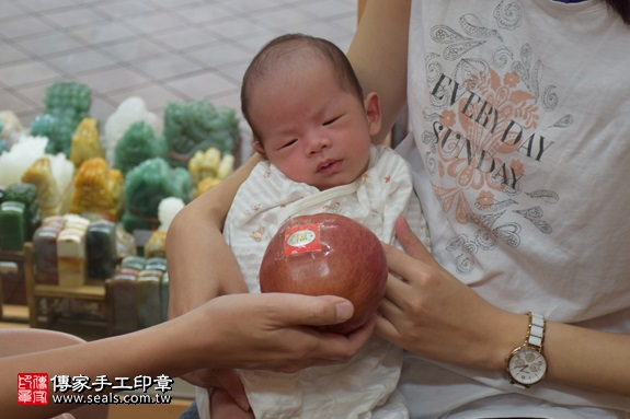 剃胎毛、滿月剃頭、嬰兒剃頭、嬰兒理髮、嬰兒剃髮、嬰兒剃胎毛、嬰兒滿月剃頭、寶寶剃頭、剃胎毛儀式、剃胎毛吉祥話、滿月剃頭儀式、滿月剃頭吉祥話、寶寶剃胎毛、寶寶滿月剃頭理髮、 新北市永和地區剃胎毛、新北市永和地區滿月剃頭、新北市永和地區嬰兒剃頭剃胎毛、新北市永和地區嬰兒理髮、新北市嬰兒剃髮、 王寶寶(新北永和區嬰兒寶寶滿月剃頭理髮、免費嬰兒剃胎毛儀式吉祥話)。中國風會場，爸媽寶貝免費穿「日中韓」古裝禮服。專業拍照、DVD光碟、證書。★購買「臍帶章、肚臍章、胎毛筆刷印章」贈送：剃頭、收涎、抓周，三選一。2017.08.12照片9