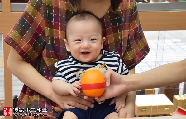 剃胎毛、滿月剃頭、嬰兒剃頭、嬰兒理髮、嬰兒剃髮、嬰兒剃胎毛、嬰兒滿月剃頭、寶寶剃頭、剃胎毛儀式、剃胎毛吉祥話、滿月剃頭儀式、滿月剃頭吉祥話、寶寶剃胎毛、寶寶滿月剃頭理髮、 新竹市香山地區剃胎毛、新竹市香山地區滿月剃頭、新竹市香山地區嬰兒剃頭剃胎毛、新竹市香山地區嬰兒理髮、新竹市嬰兒剃髮、 葉寶寶(新竹香山區嬰兒寶寶滿月剃頭理髮、免費嬰兒剃胎毛儀式吉祥話)。中國風會場，爸媽寶貝免費穿「日中韓」古裝禮服。專業拍照、DVD光碟、證書。★購買「臍帶章、肚臍章、胎毛筆刷印章」贈送：剃頭、收涎、抓周，三選一。2017.09.09照片9