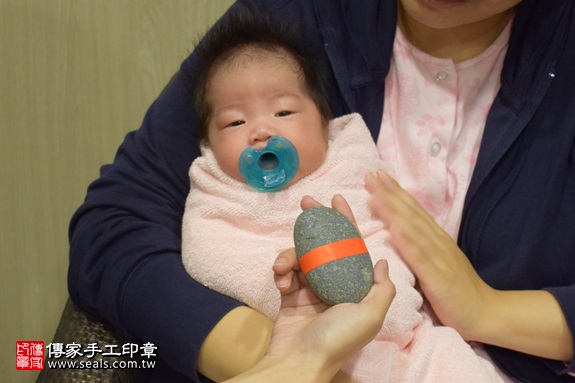 剃胎毛、滿月剃頭、嬰兒剃頭、嬰兒理髮、嬰兒剃髮、嬰兒剃胎毛、嬰兒滿月剃頭、寶寶剃頭、剃胎毛儀式、剃胎毛吉祥話、滿月剃頭儀式、滿月剃頭吉祥話、寶寶剃胎毛、寶寶滿月剃頭理髮、 新北市板橋地區剃胎毛、新北市板橋地區滿月剃頭、新北市板橋地區嬰兒剃頭剃胎毛、新北市板橋地區嬰兒理髮、新北市嬰兒剃髮、 朱寶寶(新北板橋區到府嬰兒寶寶滿月剃頭理髮、免費到府嬰兒剃胎毛儀式吉祥話)。到府剃頭剃胎毛主持、專業拍照、DVD光碟、證書。★購買「臍帶章、肚臍章、胎毛筆刷印章」贈送：剃頭、收涎、抓周，三選一。2017.09.02照片5