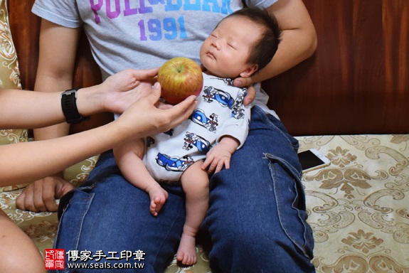 剃胎毛、滿月剃頭、嬰兒剃頭、嬰兒理髮、嬰兒剃髮、嬰兒剃胎毛、嬰兒滿月剃頭、寶寶剃頭、剃胎毛儀式、剃胎毛吉祥話、滿月剃頭儀式、滿月剃頭吉祥話、寶寶剃胎毛、寶寶滿月剃頭理髮、 高雄市仁武地區剃胎毛、高雄市仁武地區滿月剃頭、高雄市仁武地區嬰兒剃頭剃胎毛、高雄市仁武地區嬰兒理髮、高雄市嬰兒剃髮、柯寶寶(高雄仁武區府嬰兒寶寶滿月剃頭理髮、免費到府嬰兒剃胎毛儀式吉祥話)。到府剃頭剃胎毛主持、專業拍照、DVD光碟、證書。★購買「臍帶章、肚臍章、胎毛筆刷印章」贈送：剃頭、收涎、抓周，三選一。2017.09.19照片8