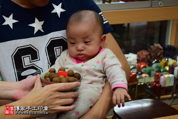 剃胎毛、滿月剃頭、嬰兒剃頭、嬰兒理髮、嬰兒剃髮、嬰兒剃胎毛、嬰兒滿月剃頭、寶寶剃頭、剃胎毛儀式、剃胎毛吉祥話、滿月剃頭儀式、滿月剃頭吉祥話、寶寶剃胎毛、寶寶滿月剃頭理髮、 新北市永和地區剃胎毛、新北市永和地區滿月剃頭、新北市永和地區嬰兒剃頭剃胎毛、新北市永和地區嬰兒理髮、新北市嬰兒剃髮、曾寶寶(新北永和區嬰兒寶寶滿月剃頭理髮、免費嬰兒剃胎毛儀式吉祥話)。中國風會場，爸媽寶貝免費穿「日中韓」古裝禮服。專業拍照、DVD光碟、證書。★購買「臍帶章、肚臍章、胎毛筆刷印章」贈送：剃頭、收涎、抓周，三選一。2017.11.22照片7