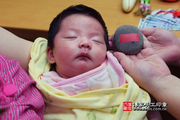 剃胎毛、滿月剃頭、嬰兒剃頭、嬰兒理髮、嬰兒剃髮、嬰兒剃胎毛、嬰兒滿月剃頭、寶寶剃頭、剃胎毛儀式、剃胎毛吉祥話、滿月剃頭儀式、滿月剃頭吉祥話、寶寶剃胎毛、寶寶滿月剃頭理髮、 台中市北區地區剃胎毛、台中市北區地區滿月剃頭、台中市北區地區嬰兒剃頭剃胎毛、台中市北區地區嬰兒理髮、台中市嬰兒剃髮、林寶寶(台中市北區嬰兒寶寶滿月剃頭理髮、免費嬰兒剃胎毛儀式吉祥話)。中國風會場，爸媽寶貝免費穿「日中韓」古裝禮服。專業拍照、DVD光碟、證書。★購買「臍帶章、肚臍章、胎毛筆刷印章」贈送：剃頭、收涎、抓周，三選一。2017.11.27照片6