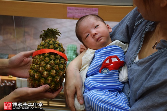 剃胎毛、滿月剃頭、嬰兒剃頭、嬰兒理髮、嬰兒剃髮、嬰兒剃胎毛、嬰兒滿月剃頭、寶寶剃頭、剃胎毛儀式、剃胎毛吉祥話、滿月剃頭儀式、滿月剃頭吉祥話、寶寶剃胎毛、寶寶滿月剃頭理髮、新北新莊區剃胎毛、新北新莊區滿月剃頭、新北新莊區嬰兒剃頭剃胎毛、新北新莊區嬰兒理髮、新北新莊區嬰兒剃髮、萬寶寶(新北新莊區嬰兒寶寶滿月剃頭理髮、免費嬰兒剃胎毛儀式吉祥話)。中國風會場，爸媽寶貝免費穿「日中韓」古裝禮服。專業拍照、DVD光碟、證書。★購買「臍帶章、肚臍章、胎毛筆刷印章」贈送：剃頭、收涎、抓周，三選一。2016.09.26 照片14