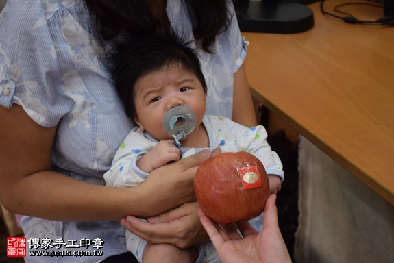 剃胎毛、滿月剃頭、嬰兒剃頭、嬰兒理髮、嬰兒剃髮、嬰兒剃胎毛、嬰兒滿月剃頭、寶寶剃頭、剃胎毛儀式、剃胎毛吉祥話、滿月剃頭儀式、滿月剃頭吉祥話、寶寶剃胎毛、寶寶滿月剃頭理髮、新北永和區剃胎毛、新北永和區滿月剃頭、新北永和區嬰兒剃頭剃胎毛、新北永和區嬰兒理髮、新北永和區嬰兒剃髮、陳寶寶(新北永和區嬰兒寶寶滿月剃頭理髮、免費嬰兒剃胎毛儀式吉祥話)。中國風會場，爸媽寶貝免費穿「日中韓」古裝禮服。專業拍照、DVD光碟、證書。★購買「臍帶章、肚臍章、胎毛筆刷印章」贈送：剃頭、收涎、抓周，三選一。2016.10.15 照片8