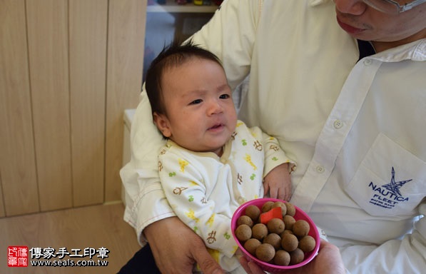 剃胎毛、滿月剃頭、嬰兒剃頭、嬰兒理髮、嬰兒剃髮、嬰兒剃胎毛、嬰兒滿月剃頭、寶寶剃頭、剃胎毛儀式、剃胎毛吉祥話、滿月剃頭儀式、滿月剃頭吉祥話、寶寶剃胎毛、寶寶滿月剃頭理髮、 新北汐止區剃胎毛、新北汐止區滿月剃頭、 新北汐止區嬰兒剃頭剃胎毛、新北汐止區嬰兒理髮、新北汐止區嬰兒剃髮、謝寶寶(新北汐止區到府嬰兒寶寶滿月剃頭理髮、免費到府嬰兒剃胎毛儀式吉祥話)。到府剃頭剃胎毛主持、專業拍照、DVD光碟、證書。★購買「臍帶章、肚臍章、胎毛筆刷印章」贈送：剃頭、收涎、抓周，三選一。2016.12.03  照片7