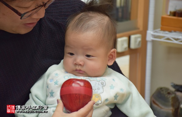 剃胎毛、滿月剃頭、嬰兒剃頭、嬰兒理髮、嬰兒剃髮、嬰兒剃胎毛、嬰兒滿月剃頭、寶寶剃頭、剃胎毛儀式、剃胎毛吉祥話、滿月剃頭儀式、滿月剃頭吉祥話、寶寶剃胎毛、寶寶滿月剃頭理髮、新竹香山區剃胎毛、新竹香山區滿月剃頭、新竹香山區嬰兒剃頭剃胎毛、新竹香山區嬰兒理髮、新竹香山區嬰兒剃髮、林寶寶(新竹香山區嬰兒寶寶滿月剃頭理髮、免費嬰兒剃胎毛儀式吉祥話)。中國風會場，爸媽寶貝免費穿「日中韓」古裝禮服。專業拍照、DVD光碟、證書。★購買「臍帶章、肚臍章、胎毛筆刷印章」贈送：剃頭、收涎、抓周，三選一。2017.03.10 照片8