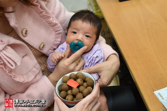 剃胎毛、滿月剃頭、嬰兒剃頭、嬰兒理髮、嬰兒剃髮、嬰兒剃胎毛、嬰兒滿月剃頭、寶寶剃頭、剃胎毛儀式、剃胎毛吉祥話、滿月剃頭儀式、滿月剃頭吉祥話、寶寶剃胎毛、寶寶滿月剃頭理髮、新北永和區剃胎毛、新北永和區滿月剃頭、新北永和區嬰兒剃頭剃胎毛、新北永和區嬰兒理髮、新北永和區嬰兒剃髮、陳寶寶(新北永和區嬰兒寶寶滿月剃頭理髮、免費嬰兒剃胎毛儀式吉祥話)。中國風會場，爸媽寶貝免費穿「日中韓」古裝禮服。專業拍照、DVD光碟、證書。★購買「臍帶章、肚臍章、胎毛筆刷印章」贈送：剃頭、收涎、抓周，三選一。2017.04.27 照片7