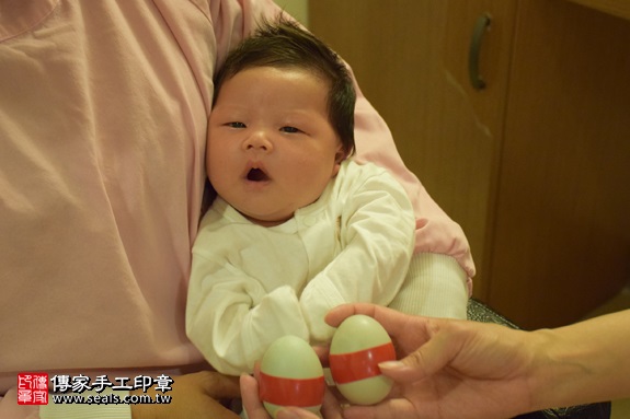 剃胎毛、滿月剃頭、嬰兒剃頭、嬰兒理髮、嬰兒剃髮、嬰兒剃胎毛、嬰兒滿月剃頭、寶寶剃頭、剃胎毛儀式、剃胎毛吉祥話、滿月剃頭儀式、滿月剃頭吉祥話、寶寶剃胎毛、寶寶滿月剃頭理髮、 新北土城區剃胎毛、新北土城區滿月剃頭、 新北土城區嬰兒剃頭剃胎毛、新北土城區嬰兒理髮、新北土城區嬰兒剃髮、黃寶寶(新北土城區到府嬰兒寶寶滿月剃頭理髮、免費到府嬰兒剃胎毛儀式吉祥話)。到府剃頭剃胎毛主持、專業拍照、DVD光碟、證書。★購買「臍帶章、肚臍章、胎毛筆刷印章」贈送：剃頭、收涎、抓周，三選一。2017.06.10  照片4