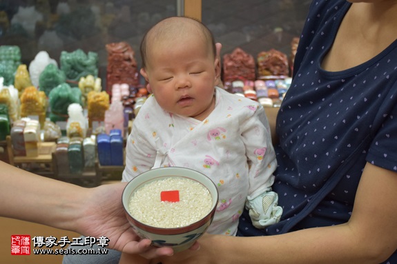 剃胎毛、滿月剃頭、嬰兒剃頭、嬰兒理髮、嬰兒剃髮、嬰兒剃胎毛、嬰兒滿月剃頭、寶寶剃頭、剃胎毛儀式、剃胎毛吉祥話、滿月剃頭儀式、滿月剃頭吉祥話、寶寶剃胎毛、寶寶滿月剃頭理髮、新北永和區剃胎毛、新北永和區滿月剃頭、新北永和區嬰兒剃頭剃胎毛、新北永和區嬰兒理髮、新北永和區嬰兒剃髮、YOYO(新北永和區嬰兒寶寶滿月剃頭理髮、免費嬰兒剃胎毛儀式吉祥話)。中國風會場，爸媽寶貝免費穿「日中韓」古裝禮服。專業拍照、DVD光碟、證書。★購買「臍帶章、肚臍章、胎毛筆刷印章」贈送：剃頭、收涎、抓周，三選一。2017.07.31 照片6