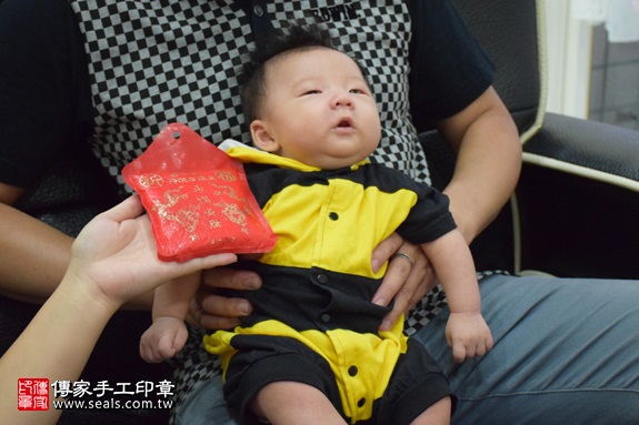 剃胎毛、滿月剃頭、嬰兒剃頭、嬰兒理髮、嬰兒剃髮、嬰兒剃胎毛、嬰兒滿月剃頭、寶寶剃頭、剃胎毛儀式、剃胎毛吉祥話、滿月剃頭儀式、滿月剃頭吉祥話、寶寶剃胎毛、寶寶滿月剃頭理髮、 新北市汐止地區剃胎毛、新北市汐止地區滿月剃頭、新北市汐止地區嬰兒剃頭剃胎毛、新北市汐止地區嬰兒理髮、新北市嬰兒剃髮、呂寶寶(新北汐止區到府嬰兒寶寶滿月剃頭理髮、免費到府嬰兒剃胎毛儀式吉祥話)。到府剃頭剃胎毛主持、專業拍照、DVD光碟、證書。★購買「臍帶章、肚臍章、胎毛筆刷印章」贈送：剃頭、收涎、抓周，三選一。2017.09.06照片6