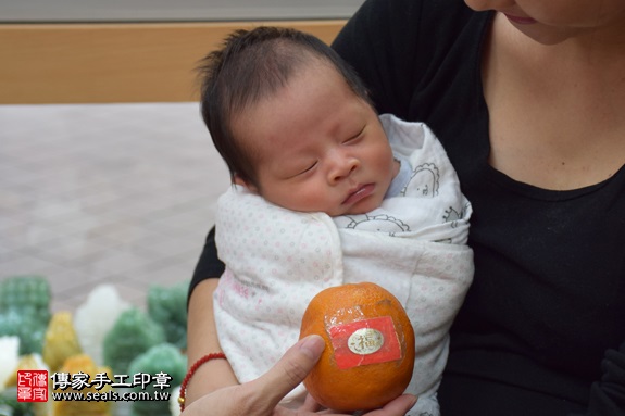 剃胎毛、滿月剃頭、嬰兒剃頭、嬰兒理髮、嬰兒剃髮、嬰兒剃胎毛、嬰兒滿月剃頭、寶寶剃頭、剃胎毛儀式、剃胎毛吉祥話、滿月剃頭儀式、滿月剃頭吉祥話、寶寶剃胎毛、寶寶滿月剃頭理髮、 新北市永和地區剃胎毛、新北市永和地區滿月剃頭、新北市永和地區嬰兒剃頭剃胎毛、新北市永和地區嬰兒理髮、新北市嬰兒剃髮、范寶寶(新北永和區嬰兒寶寶滿月剃頭理髮、免費嬰兒剃胎毛儀式吉祥話)。中國風會場，爸媽寶貝免費穿「日中韓」古裝禮服。專業拍照、DVD光碟、證書。★購買「臍帶章、肚臍章、胎毛筆刷印章」贈送：剃頭、收涎、抓周，三選一。2017.09.15照片9