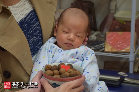 剃胎毛、滿月剃頭、嬰兒剃頭、嬰兒理髮、嬰兒剃髮、嬰兒剃胎毛、嬰兒滿月剃頭、寶寶剃頭、剃胎毛儀式、剃胎毛吉祥話、滿月剃頭儀式、滿月剃頭吉祥話、寶寶剃胎毛、寶寶滿月剃頭理髮、 新北市永和地區剃胎毛、新北市永和地區滿月剃頭、新北市永和地區嬰兒剃頭剃胎毛、新北市永和地區嬰兒理髮、新北市嬰兒剃髮、陳寶寶(新北永和區嬰兒寶寶滿月剃頭理髮、免費嬰兒剃胎毛儀式吉祥話)。中國風會場，爸媽寶貝免費穿「日中韓」古裝禮服。專業拍照、DVD光碟、證書。★購買「臍帶章、肚臍章、胎毛筆刷印章」贈送：剃頭、收涎、抓周，三選一。2017.11.11照片7