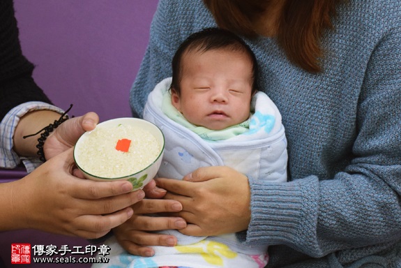 剃胎毛、滿月剃頭、嬰兒剃頭、嬰兒理髮、嬰兒剃髮、嬰兒剃胎毛、嬰兒滿月剃頭、寶寶剃頭、剃胎毛儀式、剃胎毛吉祥話、滿月剃頭儀式、滿月剃頭吉祥話、寶寶剃胎毛、寶寶滿月剃頭理髮、 新北市新店地區剃胎毛、新北市新店地區滿月剃頭、新北市新店地區嬰兒剃頭剃胎毛、新北市新店地區嬰兒理髮、新北市嬰兒剃髮、吳寶寶(新北新店區到府嬰兒寶寶滿月剃頭理髮、免費到府嬰兒剃胎毛儀式吉祥話)。到府剃頭剃胎毛主持、專業拍照、DVD光碟、證書。★購買「臍帶章、肚臍章、胎毛筆刷印章」贈送：剃頭、收涎、抓周，三選一。2017.12.14照片6