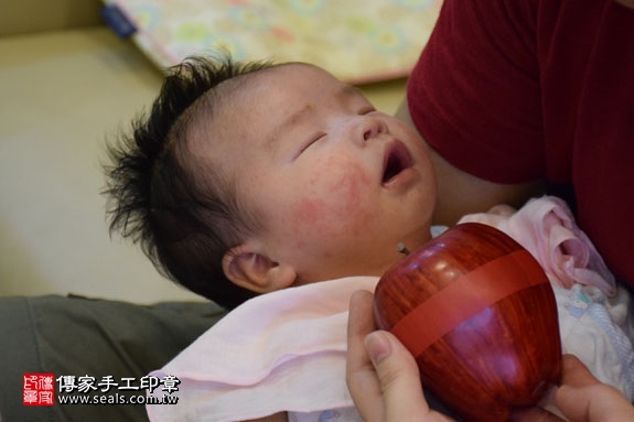 剃胎毛、滿月剃頭、嬰兒剃頭、嬰兒理髮、嬰兒剃髮、嬰兒剃胎毛、嬰兒滿月剃頭、寶寶剃頭、剃胎毛儀式、剃胎毛吉祥話、滿月剃頭儀式、滿月剃頭吉祥話、寶寶剃胎毛、寶寶滿月剃頭理髮、 苗栗頭份市剃胎毛、苗栗頭份市滿月剃頭、 苗栗頭份市嬰兒剃頭剃胎毛、苗栗頭份市嬰兒理髮、苗栗頭份市嬰兒剃髮、彭寶寶(苗栗頭份市到府嬰兒寶寶滿月剃頭理髮、免費到府嬰兒剃胎毛儀式吉祥話)。到府剃頭剃胎毛主持、專業拍照、DVD光碟、證書。★購買「臍帶章、肚臍章、胎毛筆刷印章」贈送：剃頭、收涎、抓周，三選一。2016.07.16  照片7