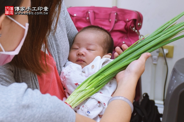 剃胎毛、滿月剃頭、嬰兒剃頭、嬰兒理髮、嬰兒剃髮、嬰兒剃胎毛、嬰兒滿月剃頭、寶寶剃頭、剃胎毛儀式、剃胎毛吉祥話、滿月剃頭儀式、滿月剃頭吉祥話、寶寶剃胎毛、寶寶滿月剃頭理髮、新竹香山區山剃胎毛、新竹香山區山滿月剃頭、新竹香山區山嬰兒剃頭剃胎毛、新竹香山區山嬰兒理髮、新竹香山區山嬰兒剃髮、黃寶寶(新竹香山區山嬰兒寶寶滿月剃頭理髮、免費嬰兒剃胎毛儀式吉祥話)。中國風會場，爸媽寶貝免費穿「日中韓」古裝禮服。專業拍照、DVD光碟、證書。★購買「臍帶章、肚臍章、胎毛筆刷印章」贈送：剃頭、收涎、抓周，三選一。2016.08.21  照片9