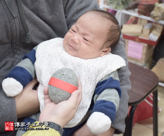 剃胎毛、滿月剃頭、嬰兒剃頭、嬰兒理髮、嬰兒剃髮、嬰兒剃胎毛、嬰兒滿月剃頭、寶寶剃頭、剃胎毛儀式、剃胎毛吉祥話、滿月剃頭儀式、滿月剃頭吉祥話、寶寶剃胎毛、寶寶滿月剃頭理髮、新北永和區剃胎毛、新北永和區滿月剃頭、新北永和區嬰兒剃頭剃胎毛、新北永和區嬰兒理髮、新北永和區嬰兒剃髮、簡寶寶(新北永和區嬰兒寶寶滿月剃頭理髮、免費嬰兒剃胎毛儀式吉祥話)。中國風會場，爸媽寶貝免費穿「日中韓」古裝禮服。專業拍照、DVD光碟、證書。★購買「臍帶章、肚臍章、胎毛筆刷印章」贈送：剃頭、收涎、抓周，三選一。2016.01.23 照片5