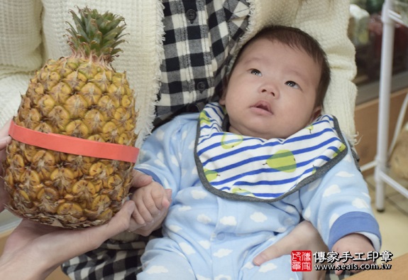 剃胎毛、滿月剃頭、嬰兒剃頭、嬰兒理髮、嬰兒剃髮、嬰兒剃胎毛、嬰兒滿月剃頭、寶寶剃頭、剃胎毛儀式、剃胎毛吉祥話、滿月剃頭儀式、滿月剃頭吉祥話、寶寶剃胎毛、寶寶滿月剃頭理髮、新北永和區剃胎毛、新北永和區滿月剃頭、新北永和區嬰兒剃頭剃胎毛、新北永和區嬰兒理髮、新北永和區嬰兒剃髮、仝寶寶(新北永和區嬰兒寶寶滿月剃頭理髮、免費嬰兒剃胎毛儀式吉祥話)。中國風會場，爸媽寶貝免費穿「日中韓」古裝禮服。專業拍照、DVD光碟、證書。★購買「臍帶章、肚臍章、胎毛筆刷印章」贈送：剃頭、收涎、抓周，三選一。2016.01.30 照片10