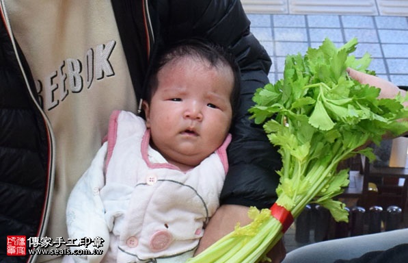 剃胎毛、滿月剃頭、嬰兒剃頭、嬰兒理髮、嬰兒剃髮、嬰兒剃胎毛、嬰兒滿月剃頭、寶寶剃頭、剃胎毛儀式、剃胎毛吉祥話、滿月剃頭儀式、滿月剃頭吉祥話、寶寶剃胎毛、寶寶滿月剃頭理髮、新竹香山區剃胎毛、新竹香山區滿月剃頭、新竹香山區嬰兒剃頭剃胎毛、新竹香山區嬰兒理髮、新竹香山區嬰兒剃髮、陳寶寶(新竹香山區嬰兒寶寶滿月剃頭理髮、免費嬰兒剃胎毛儀式吉祥話)。中國風會場，爸媽寶貝免費穿「日中韓」古裝禮服。專業拍照、DVD光碟、證書。★購買「臍帶章、肚臍章、胎毛筆刷印章」贈送：剃頭、收涎、抓周，三選一。2016.12.30 照片11