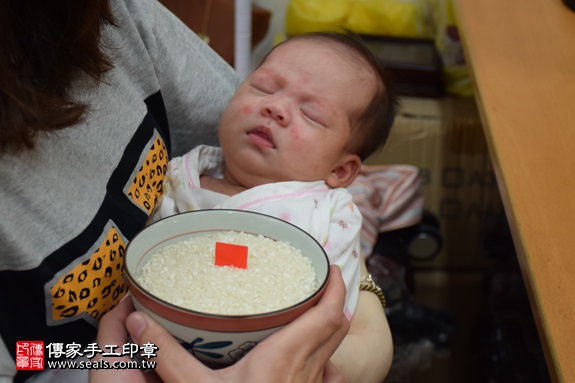 剃胎毛、滿月剃頭、嬰兒剃頭、嬰兒理髮、嬰兒剃髮、嬰兒剃胎毛、嬰兒滿月剃頭、寶寶剃頭、剃胎毛儀式、剃胎毛吉祥話、滿月剃頭儀式、滿月剃頭吉祥話、寶寶剃胎毛、寶寶滿月剃頭理髮、新北永和區剃胎毛、新北永和區滿月剃頭、新北永和區嬰兒剃頭剃胎毛、新北永和區嬰兒理髮、新北永和區嬰兒剃髮、詹寶寶(新北永和區嬰兒寶寶滿月剃頭理髮、免費嬰兒剃胎毛儀式吉祥話)。中國風會場，爸媽寶貝免費穿「日中韓」古裝禮服。專業拍照、DVD光碟、證書。★購買「臍帶章、肚臍章、胎毛筆刷印章」贈送：剃頭、收涎、抓周，三選一。2017.01.04 照片6