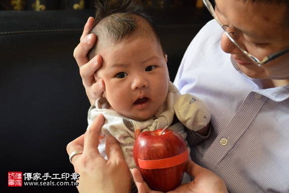 剃胎毛、滿月剃頭、嬰兒剃頭、嬰兒理髮、嬰兒剃髮、嬰兒剃胎毛、嬰兒滿月剃頭、寶寶剃頭、剃胎毛儀式、剃胎毛吉祥話、滿月剃頭儀式、滿月剃頭吉祥話、寶寶剃胎毛、寶寶滿月剃頭理髮、 新北樹林區剃胎毛、新北樹林區滿月剃頭、 新北樹林區嬰兒剃頭剃胎毛、新北樹林區嬰兒理髮、新北樹林區嬰兒剃髮、曾寶寶(新北樹林區到府嬰兒寶寶滿月剃頭理髮、免費到府嬰兒剃胎毛儀式吉祥話)。到府剃頭剃胎毛主持、專業拍照、DVD光碟、證書。★購買「臍帶章、肚臍章、胎毛筆刷印章」贈送：剃頭、收涎、抓周，三選一。2017.04.24  照片8