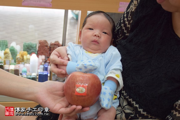 剃胎毛、滿月剃頭、嬰兒剃頭、嬰兒理髮、嬰兒剃髮、嬰兒剃胎毛、嬰兒滿月剃頭、寶寶剃頭、剃胎毛儀式、剃胎毛吉祥話、滿月剃頭儀式、滿月剃頭吉祥話、寶寶剃胎毛、寶寶滿月剃頭理髮、新北永和區剃胎毛、新北永和區滿月剃頭、新北永和區嬰兒剃頭剃胎毛、新北永和區嬰兒理髮、新北永和區嬰兒剃髮、呂寶寶(新北永和區嬰兒寶寶滿月剃頭理髮、免費嬰兒剃胎毛儀式吉祥話)。中國風會場，爸媽寶貝免費穿「日中韓」古裝禮服。專業拍照、DVD光碟、證書。★購買「臍帶章、肚臍章、胎毛筆刷印章」贈送：剃頭、收涎、抓周，三選一。2017.06.11 照片9